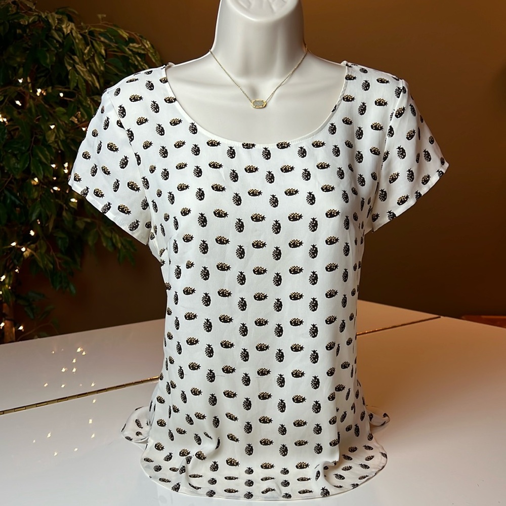 🍍ANN TAYLOR PINEAPPLE SHORT SLEEVE SCOOP NECK TOP SIZE EXTRA SMALL PETITE🍍